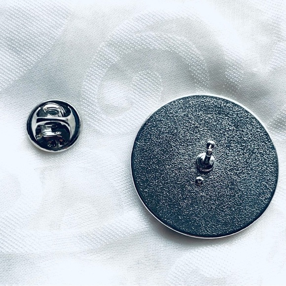 Stranger Things - Lot of 2 NEW - Demogorgon Keychain & Demogorgon Hawkins Pin - Picture 10 of 11